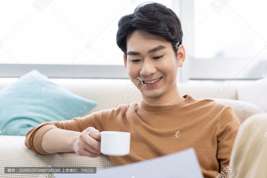年轻男子在家看文件