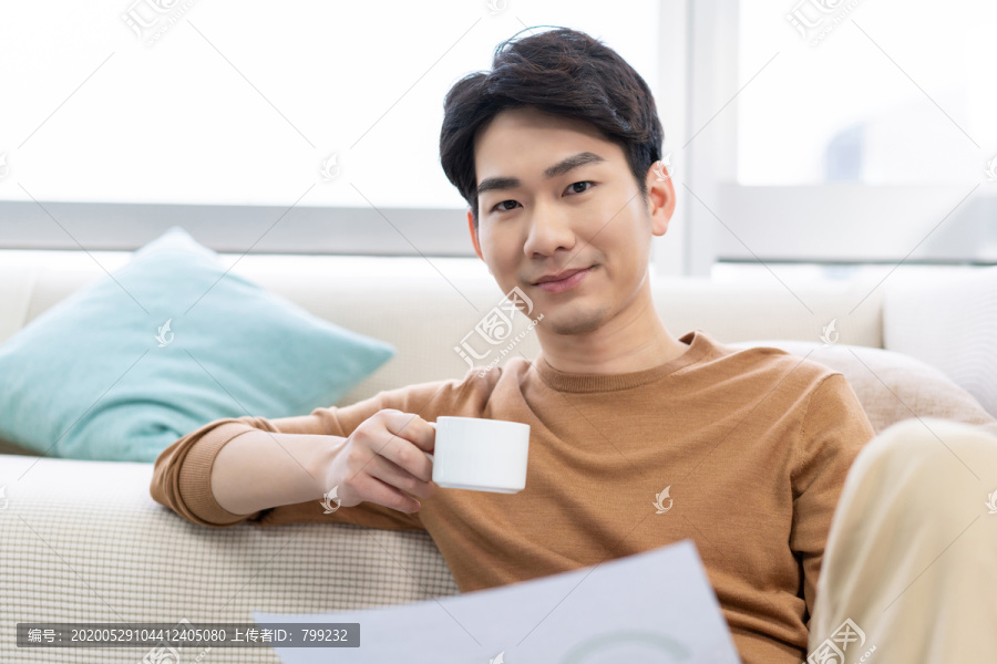 年轻男子在家看文件