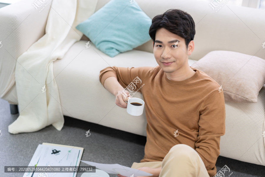 年轻男子在家看文件