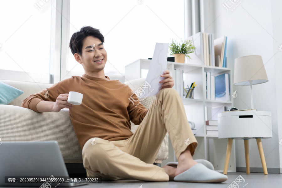 年轻男子在家使用笔记本电脑