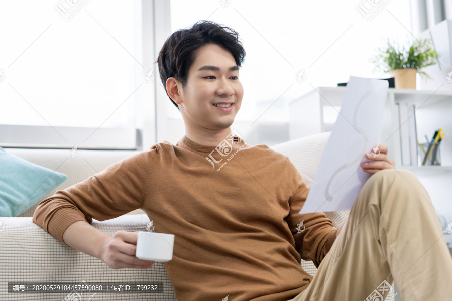 年轻男子在家看文件