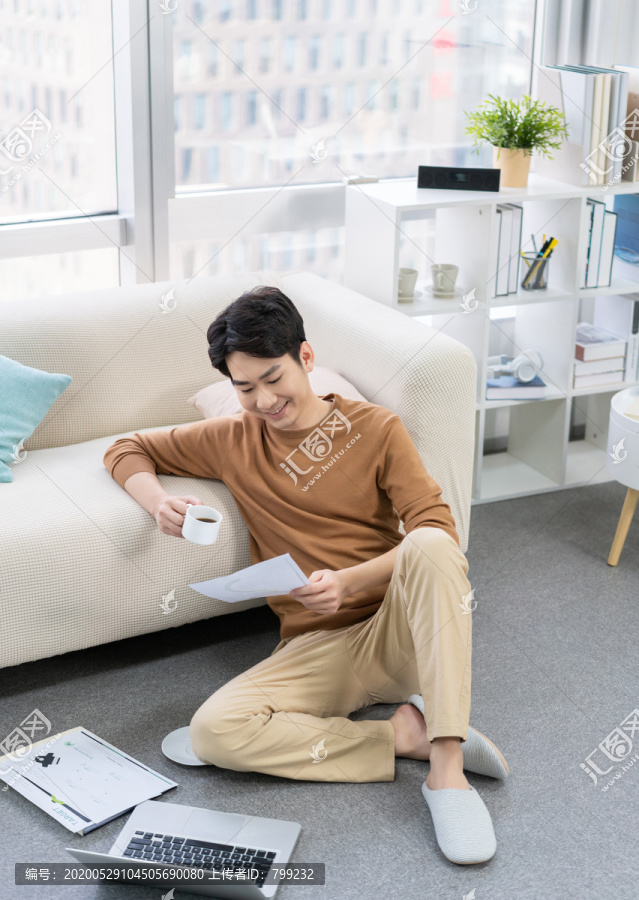 年轻男子在家使用笔记本电脑