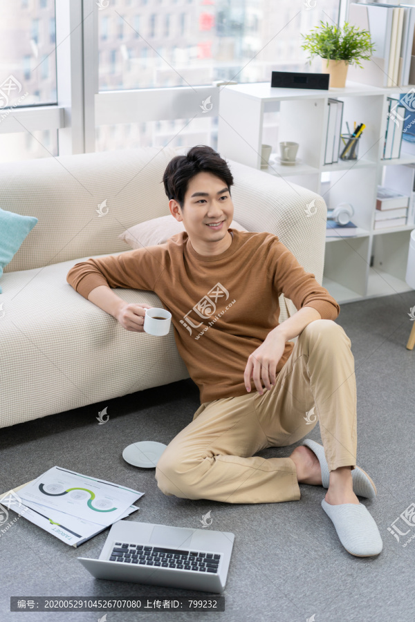 年轻男子在家使用笔记本电脑