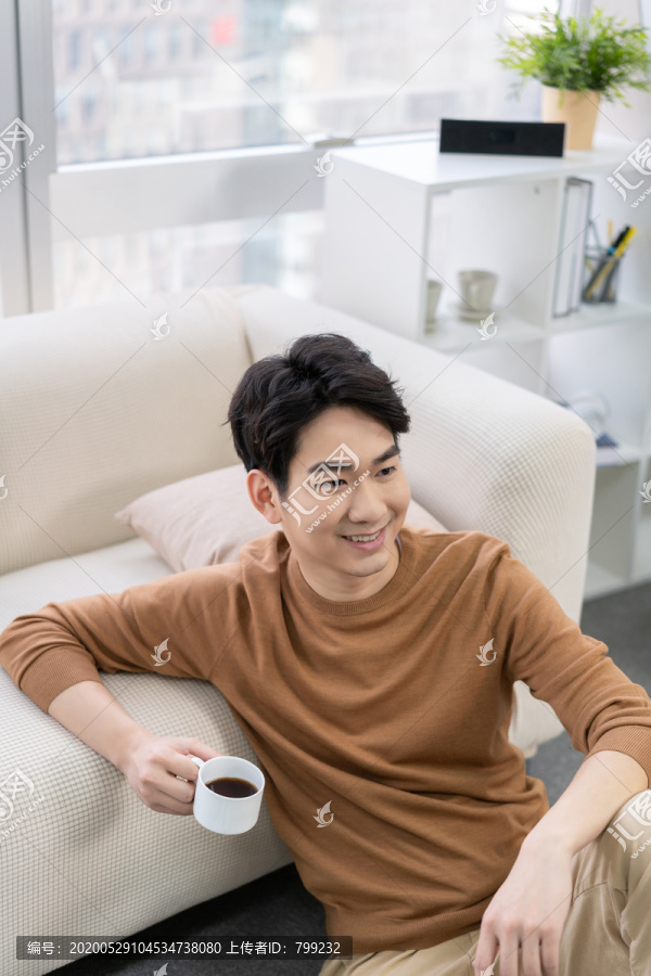 年轻男子在家喝咖啡