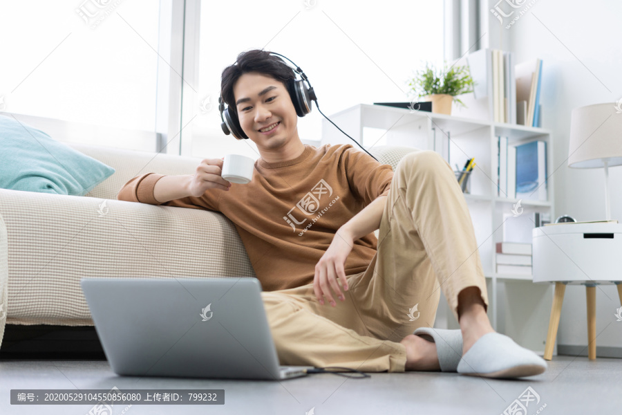 年轻男子在家使用笔记本电脑