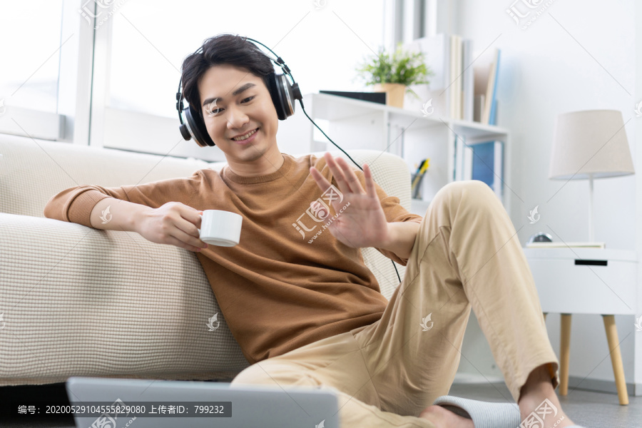 年轻男子在家使用笔记本电脑