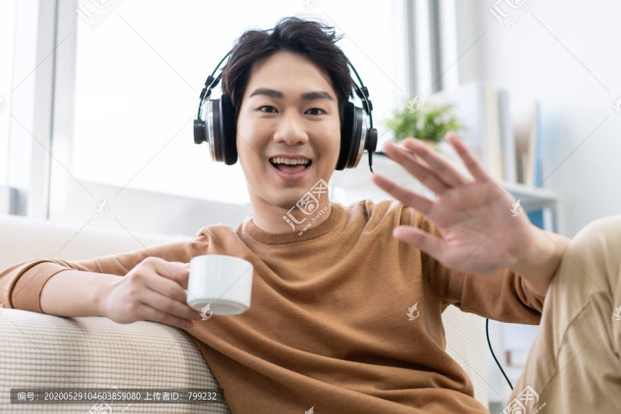 听音乐的年轻男子