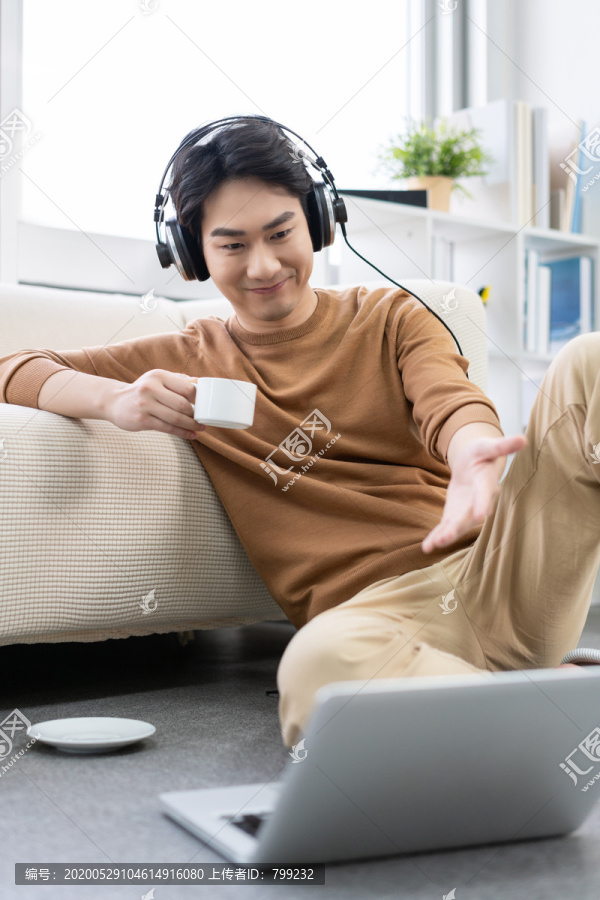 年轻男子在家使用笔记本电脑