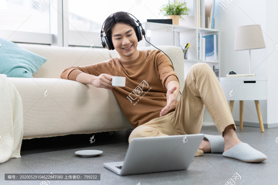年轻男子在家使用笔记本电脑