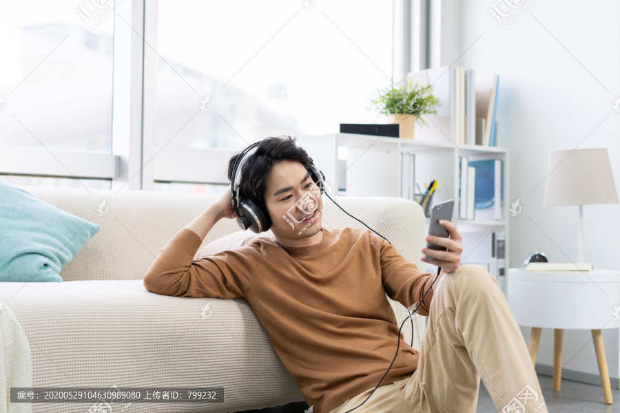 听音乐的年轻男子