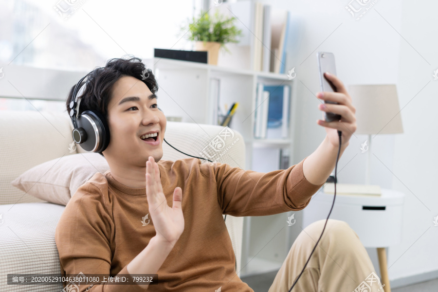 年轻男子使用手机