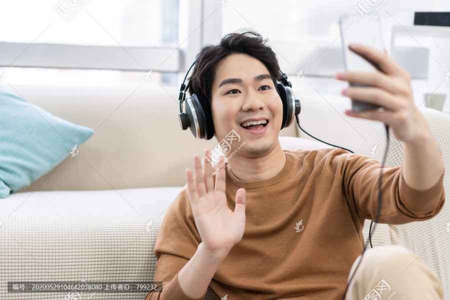 年轻男子使用手机