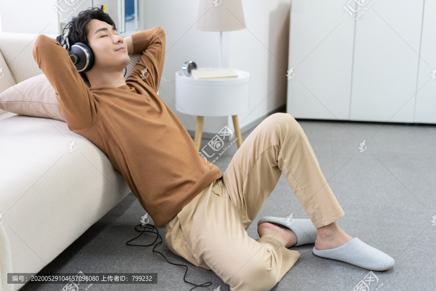 听音乐的年轻男子