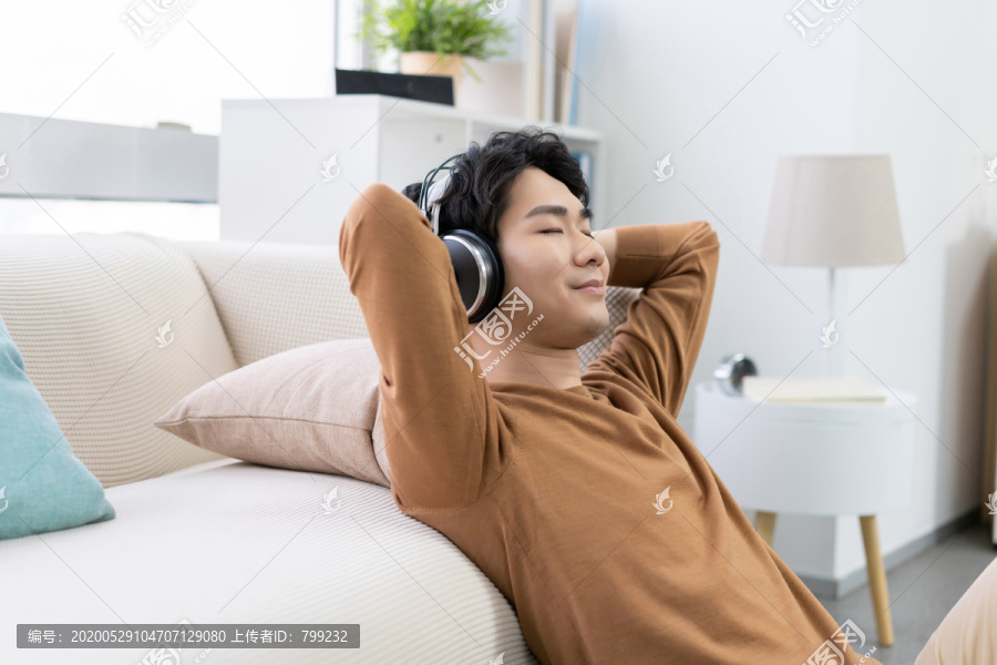 听音乐的年轻男子