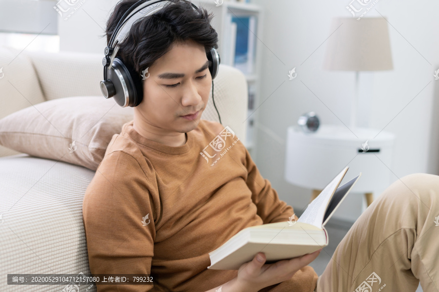 听音乐的年轻男子