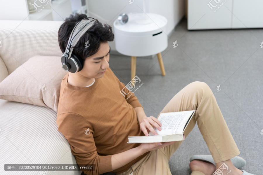 听音乐的年轻男子