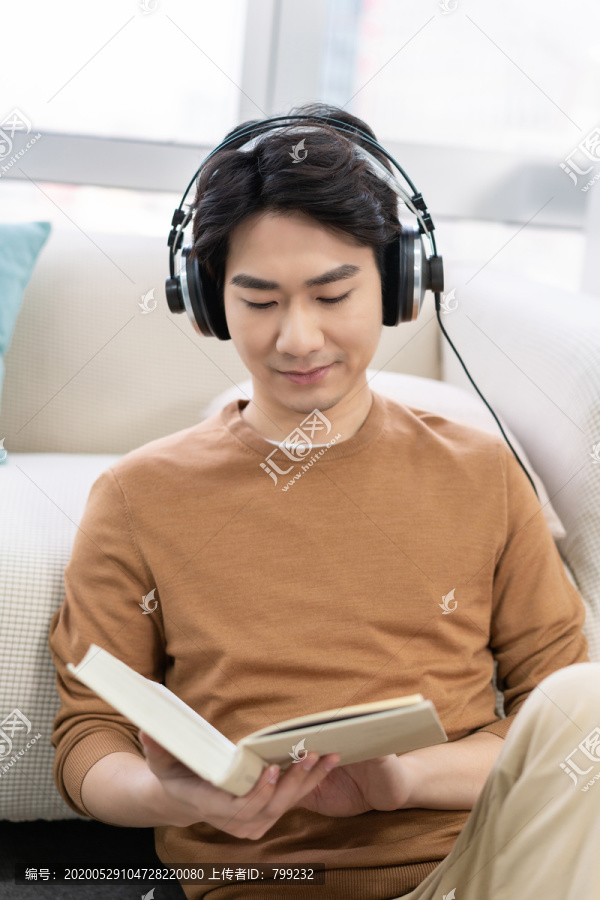 听音乐的年轻男子