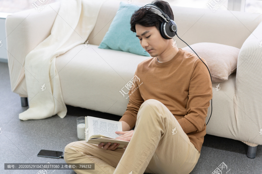 听音乐的年轻男子