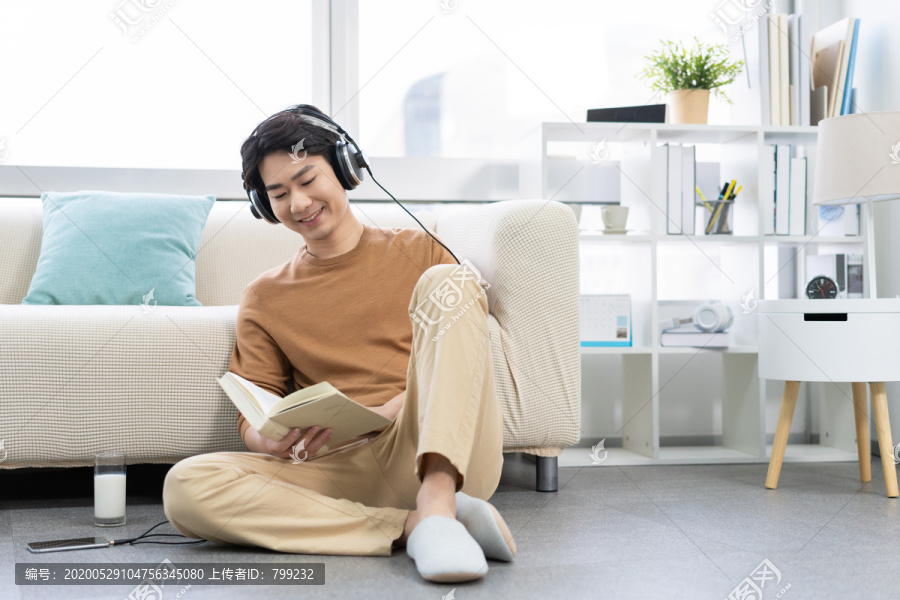 听音乐的年轻男子
