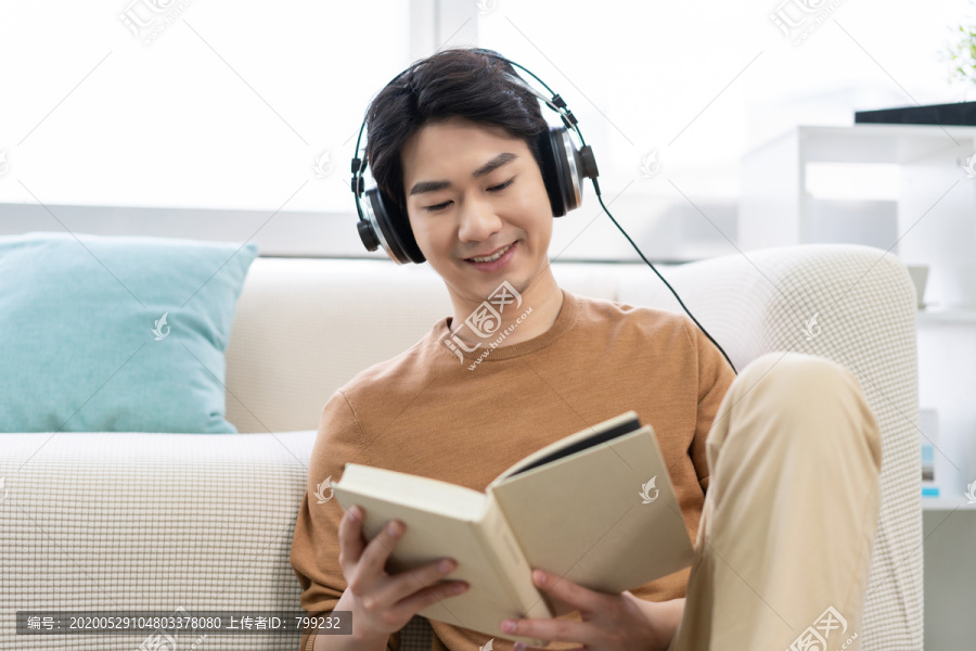听音乐的年轻男子