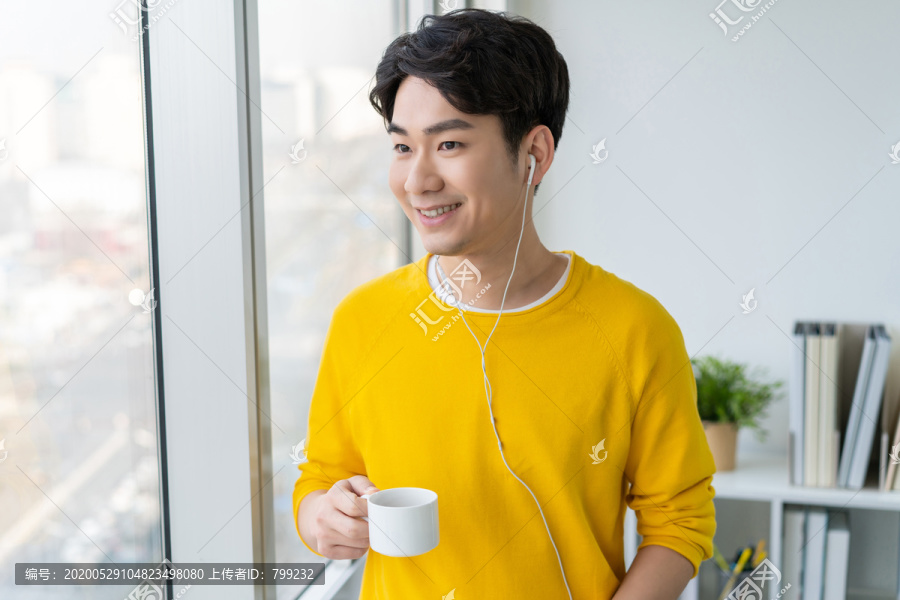 年轻男子使用手机