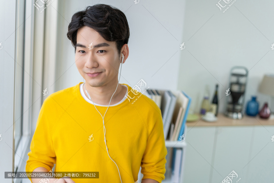 年轻男子喝咖啡