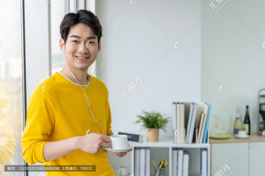 年轻男子喝咖啡