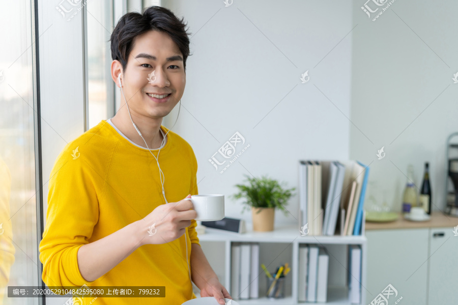 年轻男子喝咖啡