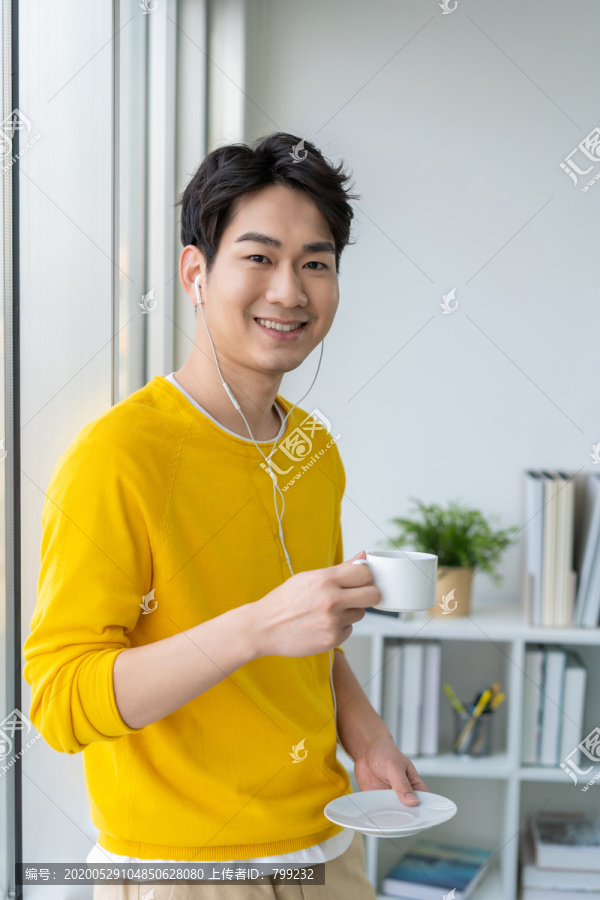 年轻男子喝咖啡