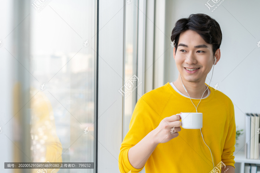 年轻男子喝咖啡
