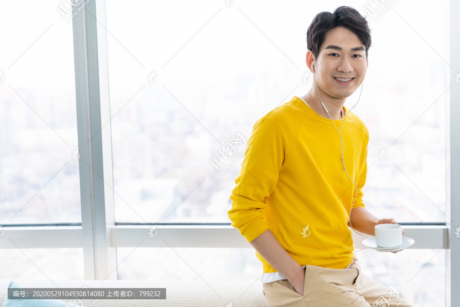 年轻男子喝咖啡