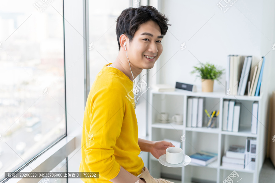 年轻男子喝咖啡