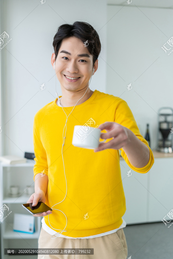 年轻男子喝咖啡