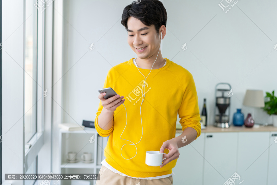 年轻男子喝咖啡