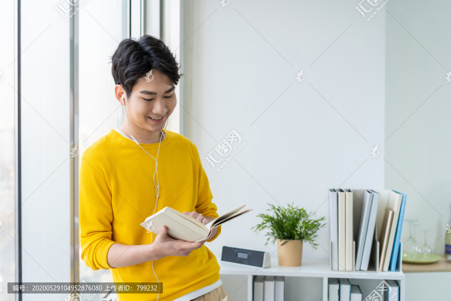 年轻男子看书