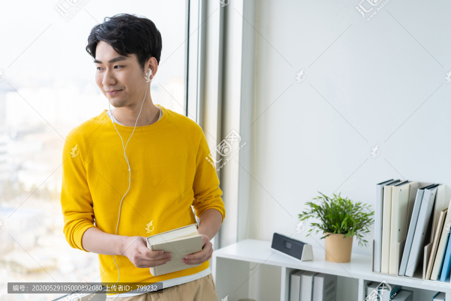 年轻男子看书