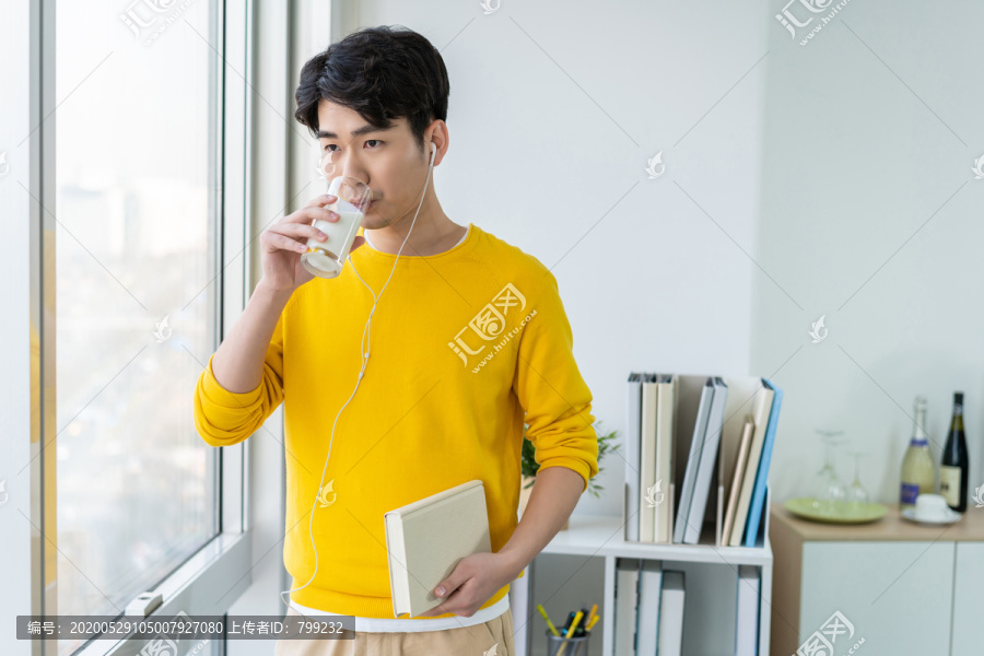 年轻男子喝牛奶