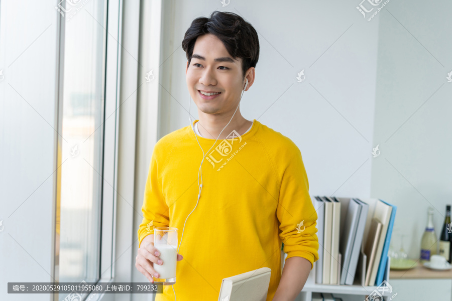 年轻男子喝牛奶