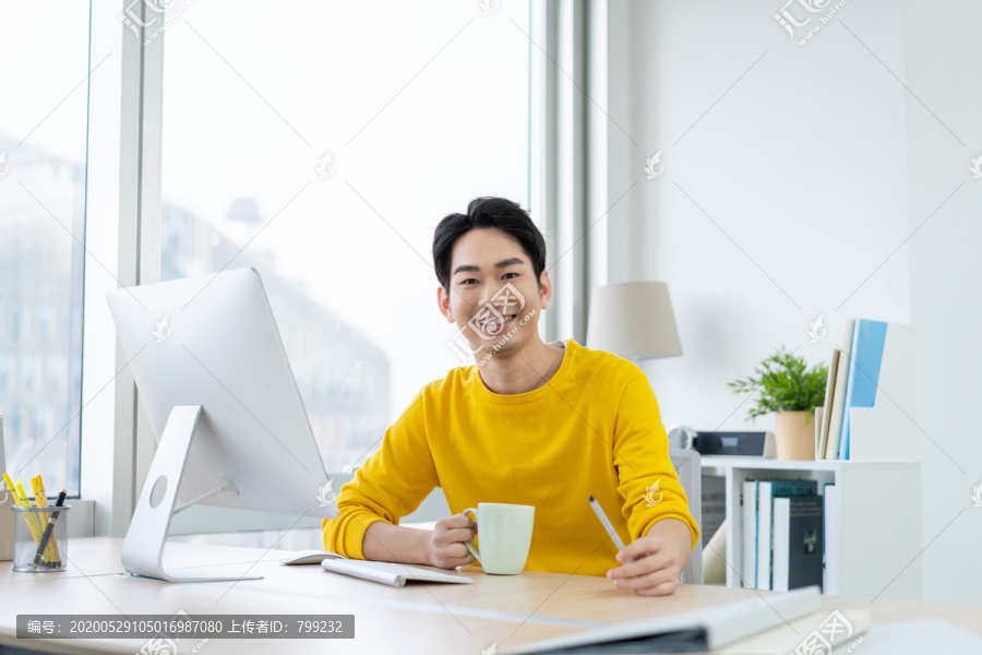年轻男子休闲办公
