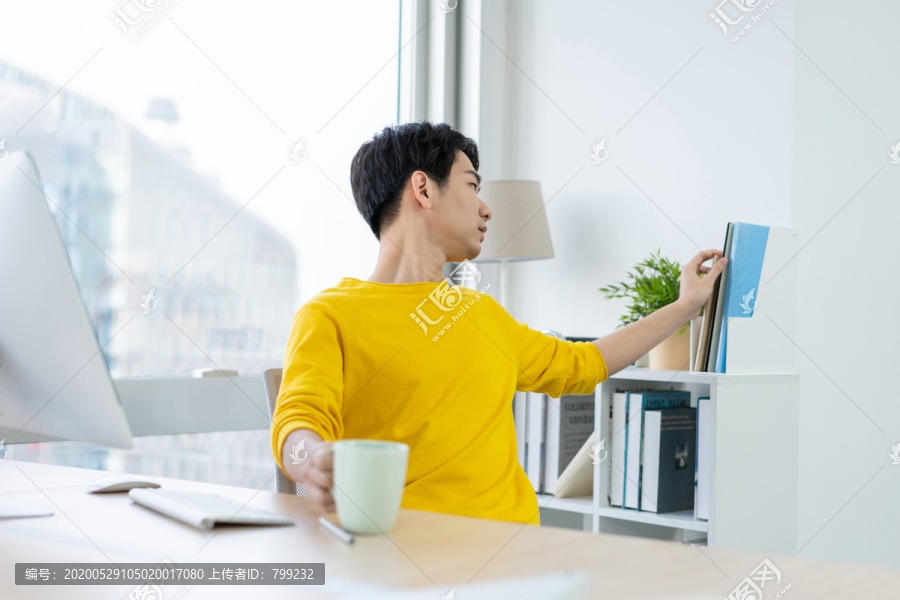 年轻男子休闲办公