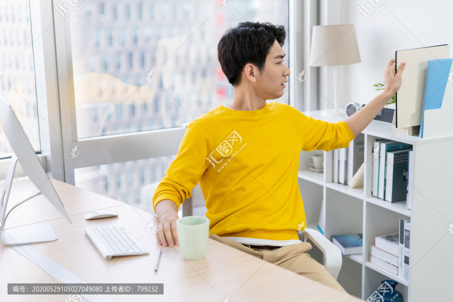 年轻男子休闲办公