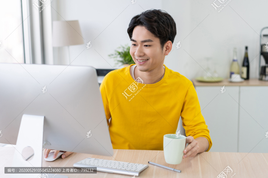 年轻男子休闲办公
