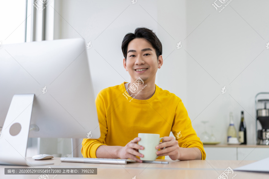 年轻男子休闲办公