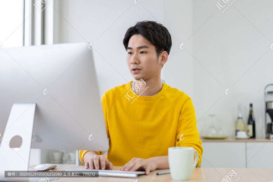 年轻男子休闲办公