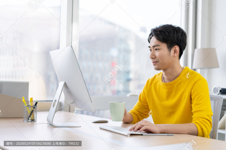 年轻男子休闲办公