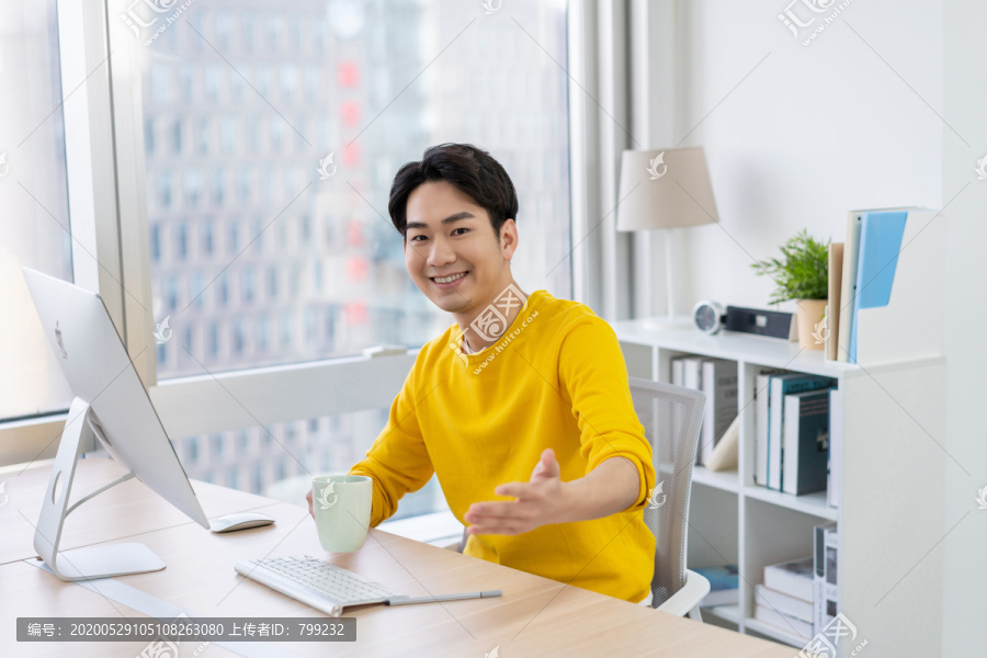 年轻男子休闲办公