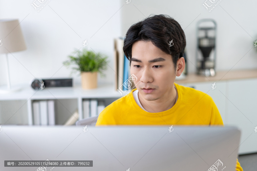 年轻男子休闲办公