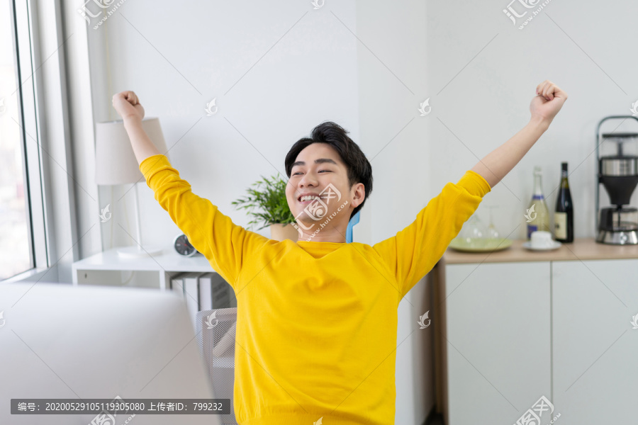 年轻男子休闲办公