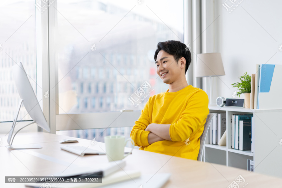 年轻男子休闲办公