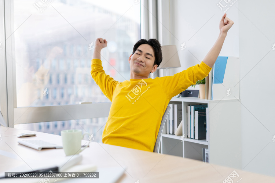 年轻男子休闲办公
